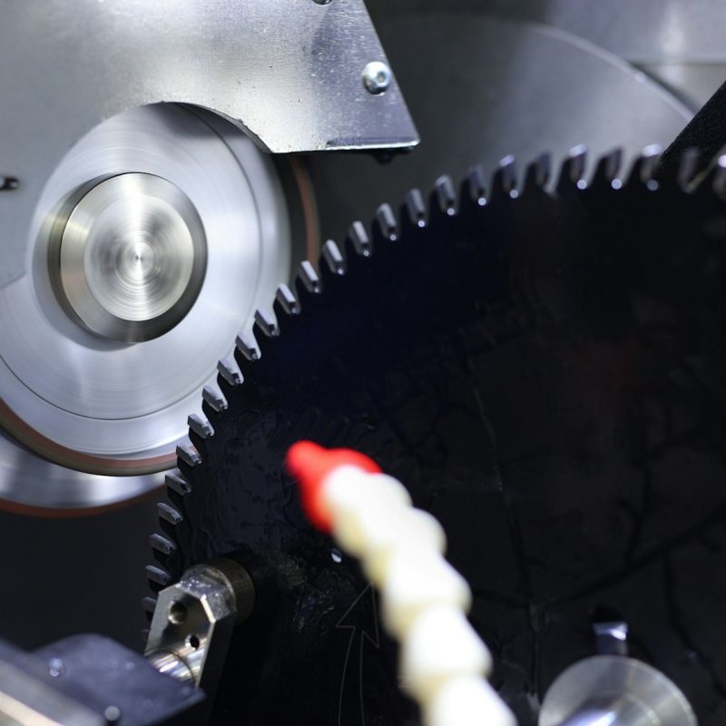 Sharpening of carbide circular saws on the machine.